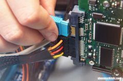 连接SATA线详细教程 SATA线在主板哪里插